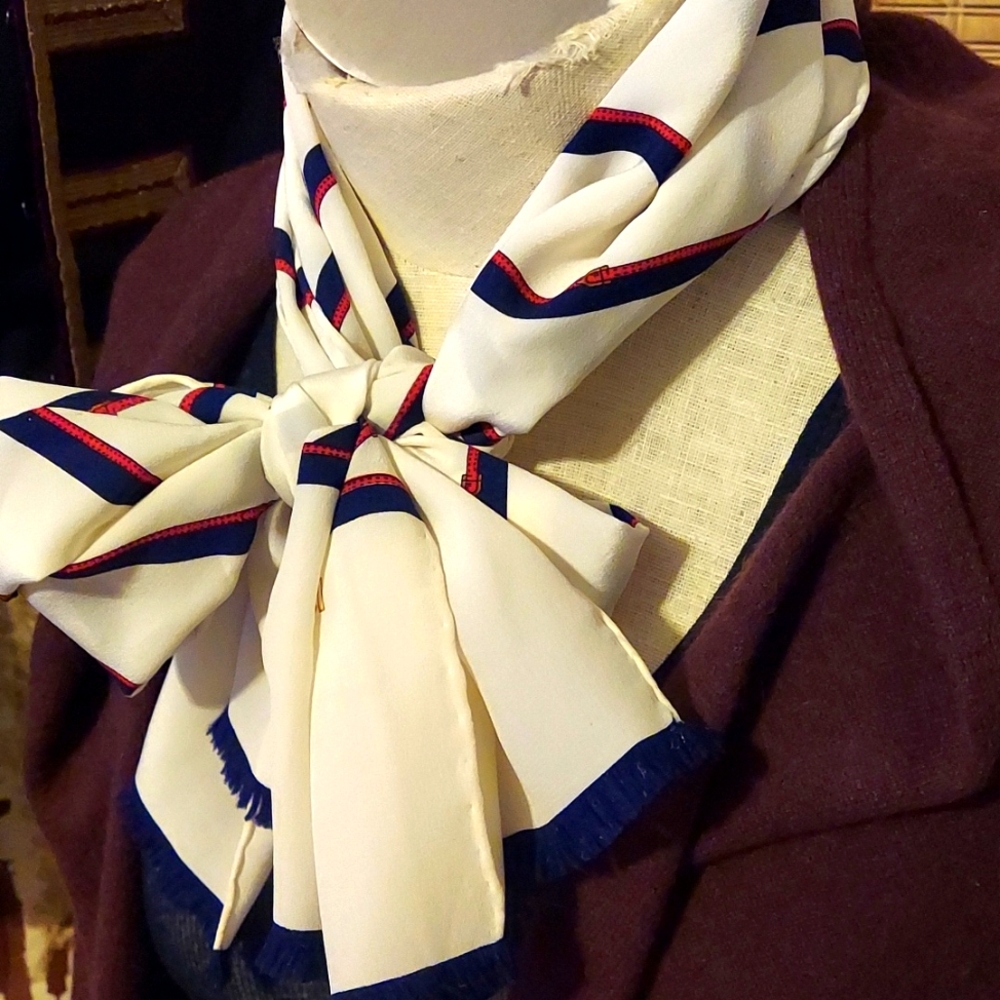 Amazing vintage Gucci scarf, 100% silk, 90's, VGPC!
